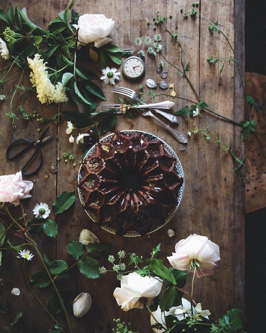 Linda Lomelinoのインスタグラム：「There is definitely something special about baking at @lespetiteslandes. I made this chocolate bundt with chocolate glaze because @stellaand requested chocolate 😏🙌🏼 I almost always use salted butter which makes everything so much better. #journeylespetiteslandes」