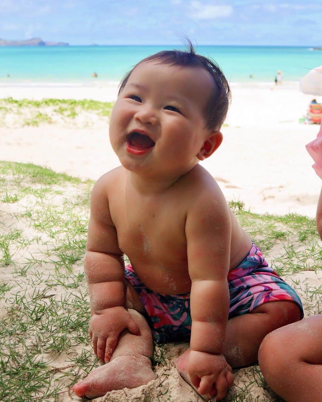 河内麻沙美さんのインスタグラム写真 - (河内麻沙美Instagram)「#swimwear 👙 . . 今回ハワイへはLILIの水着3着持って行ったよ❤️ . 1着目は家族でおそろい👨‍👩‍👧‍👦 それはまたpostするっ🙌💕 . お尻がくい込んでお尻を見せてる動画が可愛すぎる😍😍😍 あと、RIKUに初めて飲み物をあげてくれた動画📸 . 今年はたくさんプールとか海行けたらいいなぁ〜❤️ 最後にRIKUのムチムチちゃん載せちゃいます😂👍 . #hawaii#pool#水着#ハワイ#子連れハワイ#子連れ海外#ママタビジョ#女の子#ビキニ#旅行好きな人と繋がりたい#ムチムチ#ムチムチボディ#ちぎりパン」5月24日 21時24分 - masamikouchi