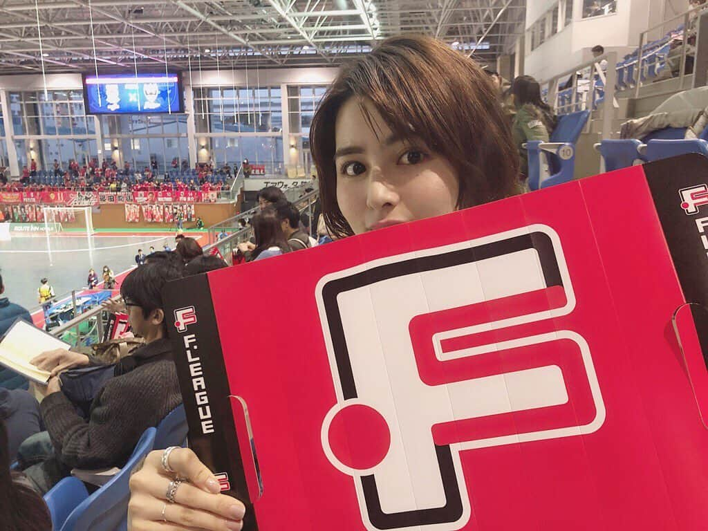 岩田絵莉佳さんのインスタグラム写真 - (岩田絵莉佳Instagram)「明日は待ちに待った #Fリーグ 開幕⚽️♥️ . やっと！やっと！やっっっと！フットサルが観れる！ . 皆さん、明日明後日の開幕戦は #AbemaTV #jsports 両方で観れますよ🙋‍♀️✨ . 私も今年は都合によりお家で観戦します🏠 . 駒沢行きたかった〜 . でも全試合ほんと楽しみ😍😍😍 . . 試合情報載っけときます！(勝手に笑) . 🗓️5月25日（土） 🏟️駒沢オリンピック公園総合運動場屋内球技場 . ⏰15:00 #フウガドールすみだ vs #エスポラーダ北海道 ⏰17:15 #Fリーグ選抜 vs #ヴォスクオーレ仙台 ⏰19:30 #名古屋オーシャンズ vs #湘南ベルマーレ . . 🗓️5月26日（日） 🏟️駒沢オリンピック公園総合運動場屋内球技場 . ⏰14:30 #立川府中アスレティックFC vs #バサジィ大分 ⏰16:45 #バルドラール浦安 vs #ボアルース長野 ⏰19:00 #シュライカー大阪 vs #ペスカドーラ町田 . . #最強の5人制フットボール #フットサル #F撮り #フットサル女子」5月24日 21時21分 - 15erika11