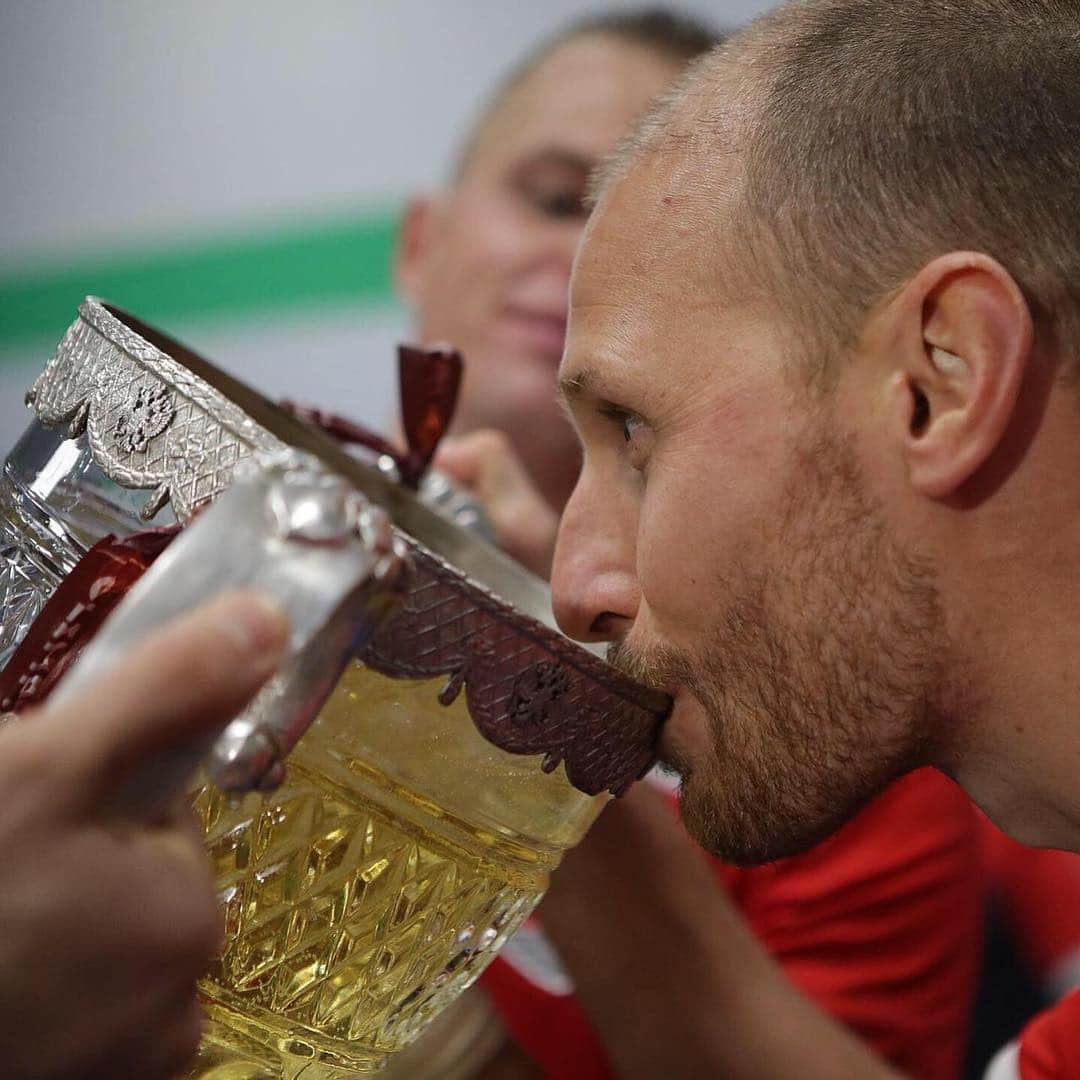 ベネディクト・ヘーヴェデスのインスタグラム：「Tastes good!🏆😬 @fclokomotiv」