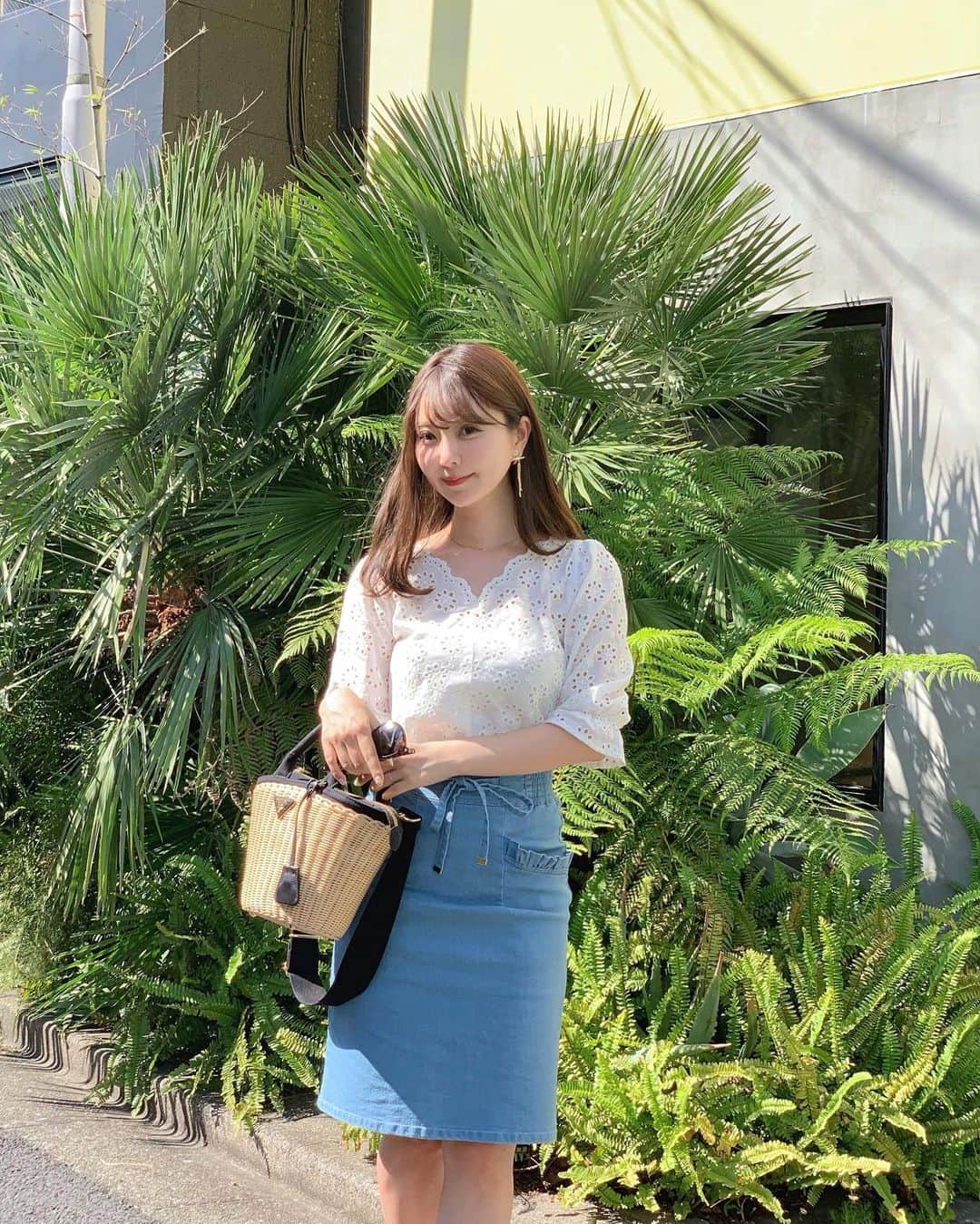 中田絵里奈さんのインスタグラム写真 - (中田絵里奈Instagram)「🌴♡🌴♡ . 今日はもう暑過ぎて😧 アイスティーが美味しかった〜💕 . コーデはシンプルに デニムスカートとコットンブラウス🕊 . デニムスカートは明日からの復刻アイテム💕 ストレッチがバッチリで穿き心地抜群なんです➰ @lerevevaniller . . . #夏日 #デニムコーデ #デニムスカート #夏コーデ #コットンブラウス #vaniller」5月24日 21時29分 - erinanakata