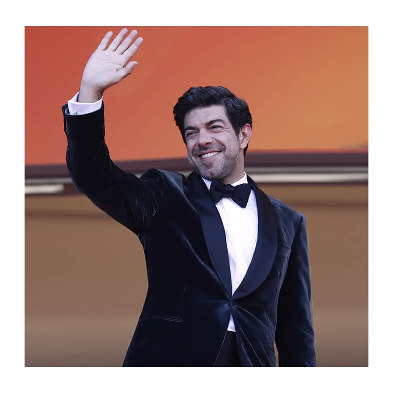 のインスタグラム：「Italian actor @pierfrancescofavino is the epitome of elegance in #DamianiDSide cufflinks in yellow gold and diamonds at the premiere of his latest movie “The traitor” directed by Marco Bellocchio. “The traitor” is the only Italian movie selected to compete for the Palme d’Or and it received a rapturous 13 minutes of applause after it ended. #Damiani #Cannes2019 #CFFwithDamiani」