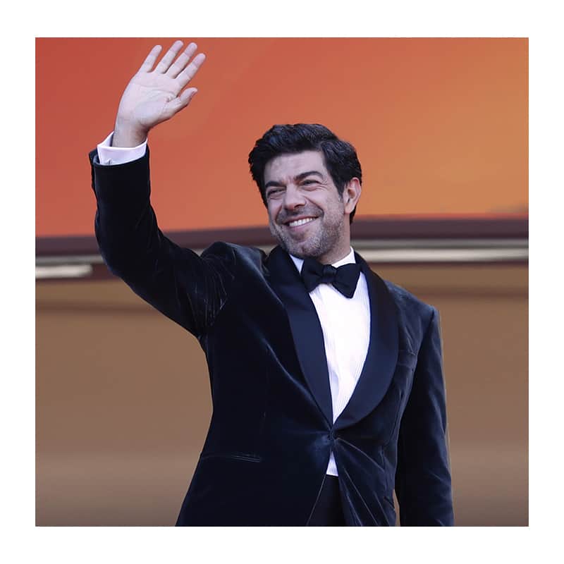 ダミアーニさんのインスタグラム写真 - (ダミアーニInstagram)「Italian actor @pierfrancescofavino is the epitome of elegance in #DamianiDSide cufflinks in yellow gold and diamonds at the premiere of his latest movie “The traitor” directed by Marco Bellocchio. “The traitor” is the only Italian movie selected to compete for the Palme d’Or and it received a rapturous 13 minutes of applause after it ended. #Damiani #Cannes2019 #CFFwithDamiani」5月24日 21時30分 - damianiofficial