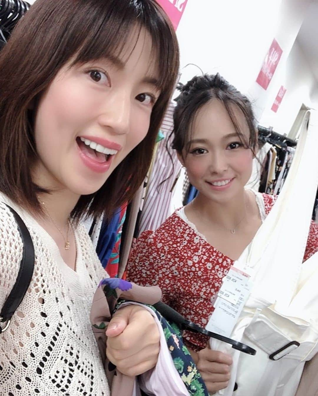 庄司ゆうこさんのインスタグラム写真 - (庄司ゆうこInstagram)「今日はストレス発散🤗✨ しほちゃんとランチからのカラオケ🤣平日の昼間だからかビッグエコーガラガラでした🤣しほちゃんノンアルコールなのにノリノリで楽しかったぁー❣️ しかもしほちゃん4レッスンの合間に😂 付き合ってくれてありがとう😊 その後はもっちーとグレースコンチネンタルのファミリーセールへ☆ 半額でワンピやカゴバッグ、ロングスカートやらいいお買い物が出来ました🤗 カラオケ&ショッピングってホント発散できるから大好き💕 もっちーとは相変わらず変顔🤪 psyメンバーの変顔はみんなレベル高い🤣 #カラオケ#ビッグエコー#恵比寿#ショッピング#グレースコンチネンタル#代官山#ファミリーセール#ストレス発散#変顔#グリーンスムージー#マルゴカフェ」5月24日 21時30分 - yuko.shoji