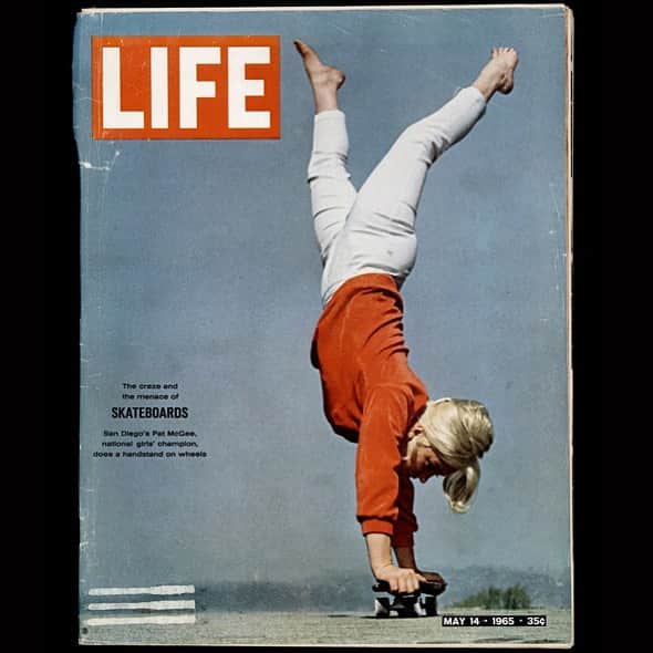 のインスタグラム：「Rolling into the weekend like … 🛹 🤸‍♀️ Patti McGee, one of the first professional women’s skateboarders, does a *handstand* on a *skateboard* on this Life magazine cover.  McGee was the first female to win the National Skateboard Championships in 1964. In 1965, she became the first female pro skateboarder. She was also the only woman to be featured on a skateboard magazine cover when she appeared on the May 1965 issue of Skateboarder Magazine. Patti was a worldwide ambassador for the skateboarding world in the 1960s.  This weekend, @si_invention is in London for the 7th @Innoskate which will explore skate culture’s creative spirit and history of innovation—and we’ll be following along on social media and sharing skateboarding history.  #EntertainmentHistory #AmericanHistory #SportsHistory #WomensHistory #BecauseOfHerStory #Innoskate #Skateboarding Innoskate is made possible with the generous support of Autodesk, the U.S. Department of State, and the U.S. Embassy, London.」