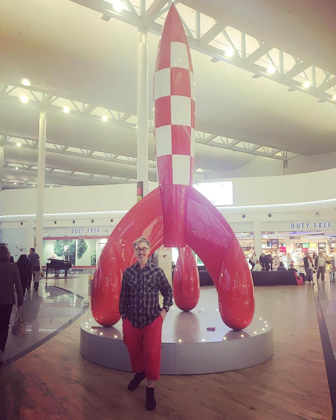 アラン・カミングさんのインスタグラム写真 - (アラン・カミングInstagram)「Having a Tintin geek out moment at Brussels airport the other day!」5月24日 21時31分 - alancummingreally