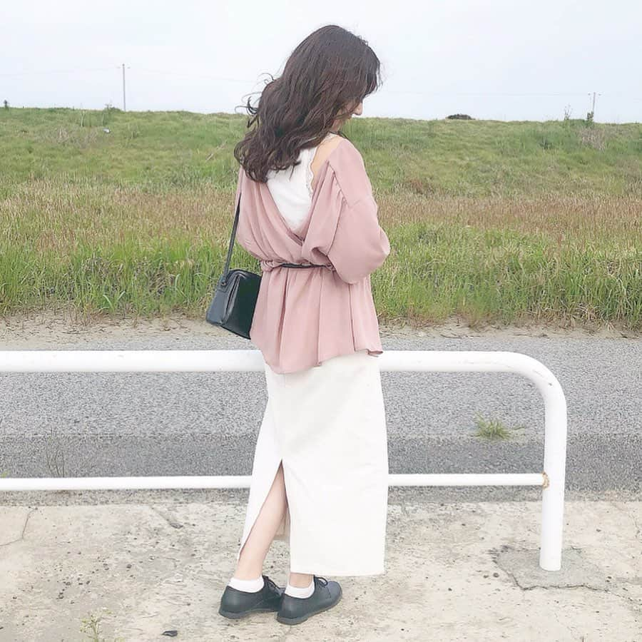 haruさんのインスタグラム写真 - (haruInstagram)「ㅤㅤㅤㅤㅤㅤㅤㅤㅤㅤㅤㅤㅤ ㅤㅤㅤㅤㅤㅤㅤㅤㅤㅤㅤㅤㅤ ㅤㅤㅤㅤㅤㅤㅤㅤㅤㅤㅤㅤㅤ #ootd ㅤㅤㅤㅤㅤㅤㅤㅤㅤㅤㅤㅤㅤ 前撮りのヘアアレンジをさせてもらった時のコーデ☺💕 ㅤㅤㅤㅤㅤㅤㅤㅤㅤㅤㅤㅤㅤ きれいめな感じにしまた✨ トップスは @a.g.plus_official の店舗で購入したのですが ネットとかでは確認できずでWEARでタグ付けできなくてすみません😭💦 ㅤㅤㅤㅤㅤㅤㅤㅤㅤㅤㅤㅤㅤ 前後2wayなのが嬉しいポイントだし くすみピンクなのもめちゃくちゃお気に入り🥺💗 ㅤㅤㅤㅤㅤㅤㅤㅤㅤㅤㅤㅤㅤ 他のお洋服はWEARにタグ付けしてるので 見てくださると嬉しいです( ˊᵕˋ )🌸 ㅤㅤㅤㅤㅤㅤㅤㅤㅤㅤㅤㅤㅤ ㅤㅤㅤㅤㅤㅤㅤㅤㅤㅤㅤㅤ 少し長めだったので ベルトをつけてバランスをとりました😖✨ ㅤㅤㅤㅤㅤㅤㅤㅤㅤㅤㅤㅤㅤ ㅤㅤㅤㅤㅤㅤㅤㅤㅤㅤㅤㅤㅤ #シンプルコーデ#低身長コーデ#153cmコーデ#くすみピンク#タイトスカート#きれいめカジュアル  #harucd ㅤㅤㅤㅤㅤㅤㅤㅤㅤㅤㅤㅤㅤ」5月24日 21時32分 - __haru3