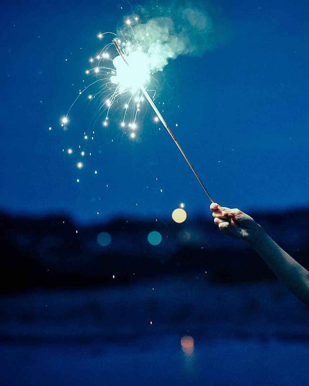 haraoのインスタグラム：「星に還る * * * * * * camera:sony α7RⅢ * このまま夏になっちゃうんじゃないかと 思うくらい暖かい日が続きますね。  夏になったら花火撮影に再挑戦したいので、 松屋町に花火買いに行かねば🧨 * *」