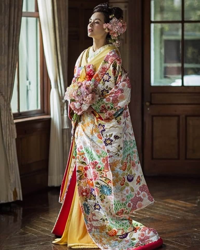 juno_jinjakonさんのインスタグラム写真 - (juno_jinjakonInstagram)「色打掛﻿ ﻿ 優しい色合いのつややかな緞子の生地に、日本の国花であり古来より日本人に親しまれてきた桜と、格調高いとりどりの伝統的な地紋が色彩豊かに。﻿ ﻿ 咲き誇る愛らしい四季の百花をやわらか且つ鮮やかな色調で表現され﻿ 一際はなやかな晴れの装いになります。﻿ ﻿ *﻿ ﻿ ﻿ 【JUNO神社婚相談会】﻿﻿ 毎週月・木・土・日 10時～18時﻿﻿ JUNO天神本店、JUNO熊本店にて神社相談会を行っております。﻿﻿ ※予約制になります。﻿﻿ ・白無垢、色打掛合わせのご案内﻿﻿ ・プランご説明　（プラン12万円～）﻿﻿ ・当日までの流れ﻿﻿ ・当日神社でのサポート内容﻿﻿ ・お食事のご案内﻿﻿ etc... 何でもご相談下さい。﻿﻿ △ご予約方法△﻿﻿ @juno_jinjakon ホーム画面のURL﻿﻿ よりお待ちしております。﻿﻿ *﻿﻿ -----------------------------------------﻿﻿ 【JUNO（ジュノ）】では福岡・熊本で#神社婚  をプロデュースしています。 ﻿ ﻿﻿ ﻿﻿ #juno神社婚#juno和婚﻿﻿ *﻿﻿ *﻿﻿ ☏0120-791-259﻿﻿ 天神本店・熊本店にて受付中﻿﻿ *﻿﻿ ≪福岡≫プロデュース可能な神社﻿﻿ #護国神社﻿﻿ #住吉神社﻿﻿ #櫛田神社﻿﻿ #太宰府天満宮﻿﻿ 警固神社﻿﻿ 香椎宮﻿﻿ 宮地嶽神社 ﻿﻿ 宗像大社﻿﻿ *﻿﻿ ≪熊本≫  プロデュース可能な神社﻿﻿ #加藤神社﻿﻿ #健軍神社 ﻿﻿ #藤崎八旛宮﻿﻿ #阿蘇神社﻿﻿ *﻿﻿ *﻿﻿ *﻿﻿ #福岡花嫁#熊本花嫁 #和婚#神社式 ﻿﻿ #色打掛#赤色打掛﻿﻿ #酒樽 #和婚をもっと盛り上げたい #japanesewedding #洋髪 #福岡プレ花嫁 #プレ花嫁 #大人花嫁#和装後撮り#和装前撮り#和装前撮りロケーション」5月24日 21時35分 - juno_jinjakon