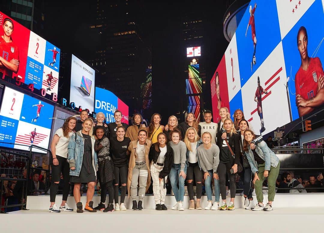 NikeNYCさんのインスタグラム写真 - (NikeNYCInstagram)「The greatest city salutes the greatest team.  From NYC to France. #DreamWithUS #justdoit」5月24日 21時36分 - nikenyc