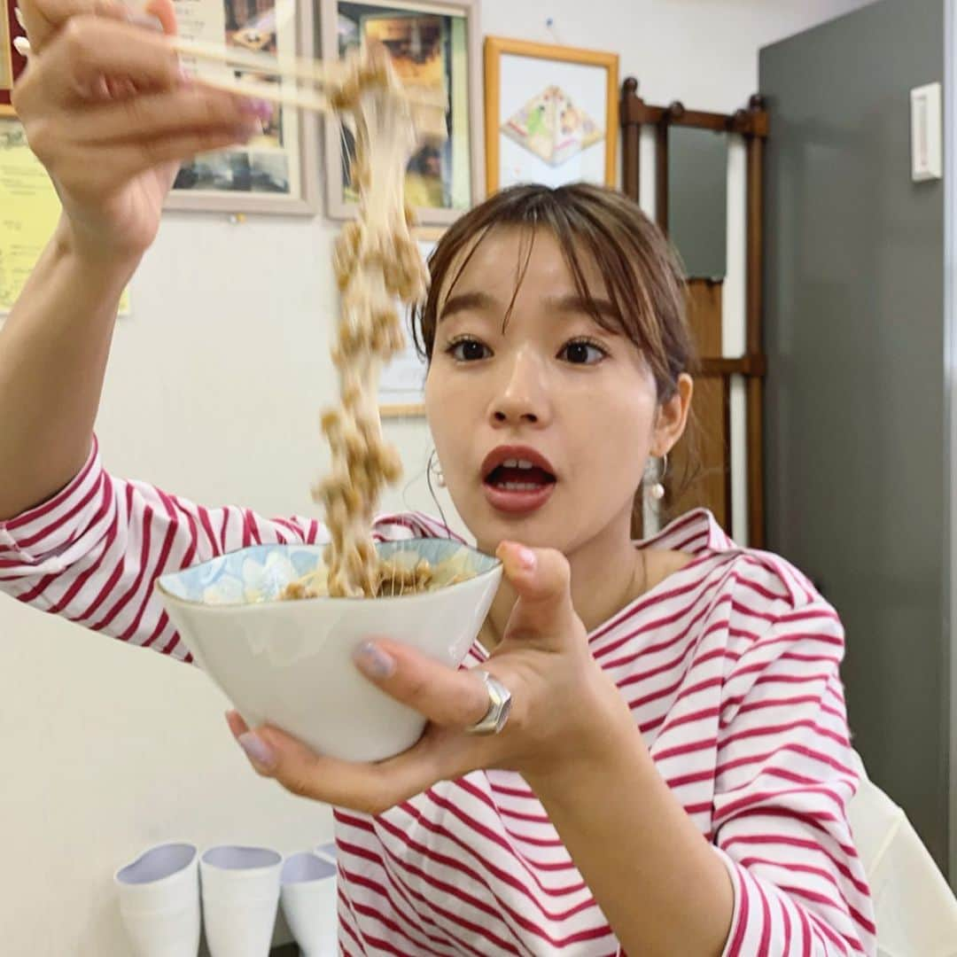 猪鼻ちひろさんのインスタグラム写真 - (猪鼻ちひろInstagram)「🍚❣️ きょうのコーデ、、、？ 😇🍚😇🍚😇🍚😇🍚 #前の投稿とのギャップ #たぶんこれ載せてって思ってるの三原勇希だけ #2枚目のキメ顔なにごと #ただ皆さま優しくて納豆も美味しくて  #本当に #楽しかった✖︎100 #美味しかった✖︎100 #食べてばかりに見える #その通りです #試食 #という量を超えてた #納豆 #大好き  #目を細めてごらん #お洒落なベレー帽に見えるでしょう #見えるかぁい」5月24日 21時37分 - inohanachihiro