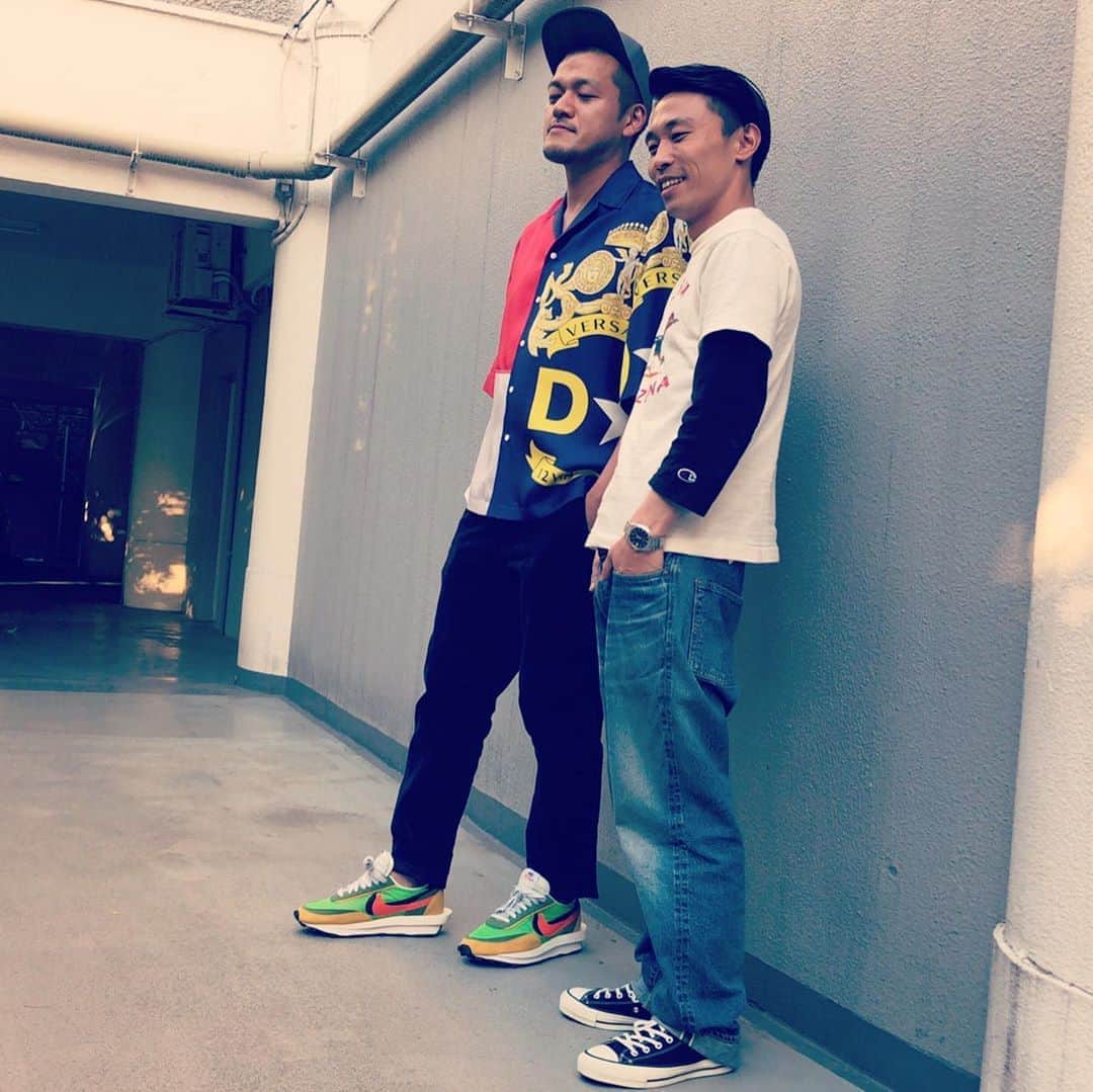 竹内まなぶのインスタグラム：「今日のラストはwebの取材でした📝 カメラマンさんの横でマネージャーの山本さんが撮った写真📸  #山本さんが撮ると目をつぶっている写真が多い #山本さん写真は上手く撮れないけど #好きなブランドは #wakomaria  #まなぶ #versace  #wtaps #uniformexperiment  #nikesacai  #たくみ #warehouse」