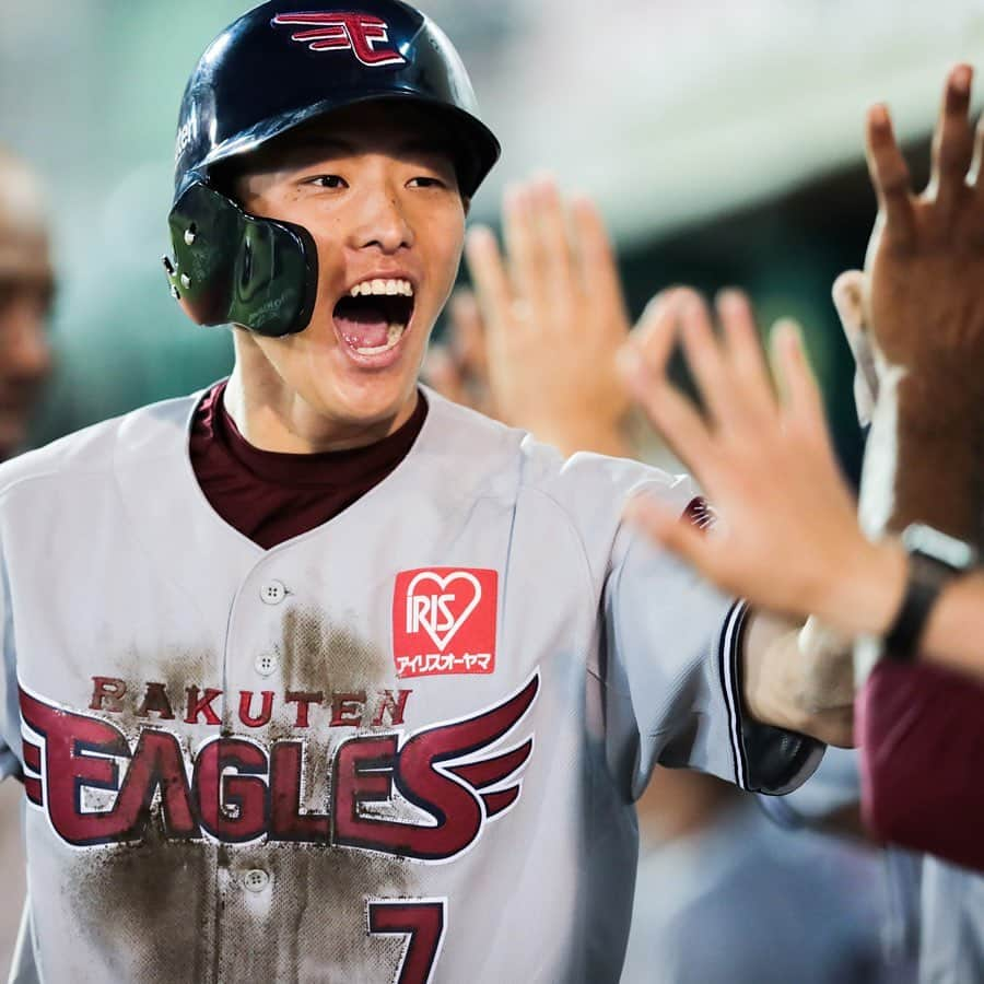 東北楽天ゴールデンイーグルスさんのインスタグラム写真 - (東北楽天ゴールデンイーグルスInstagram)「⚾️ ⚾️E 3-2 B⚾️ 1点を争う緊迫したゲームを制して大きな勝利‼️ 辰己選手が同点タイムリー3ベースなど猛打賞の活躍👍🏼 先発の美馬選手は6回2失点のナイスピッチで3勝目✨ #rakuteneagles #RESTART #日本一の東北へ #FANSMATCH  #勝武士  #辰己涼介 #美馬学」5月24日 21時38分 - rakuten_eagles