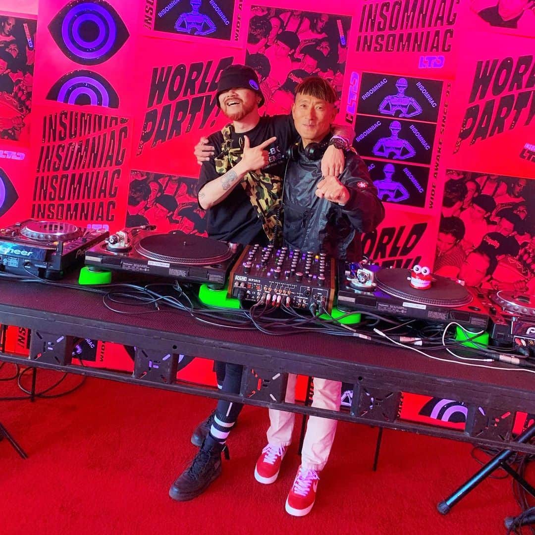 DJ DARUMAのインスタグラム：「#fbf  先週砂漠のド真ん中のオアシスで アメリカに住む原宿の先輩達にバッタリ☺️❤️ 🏙Harajuku 2000 ↔︎ Las Vegas 2019 🏜」