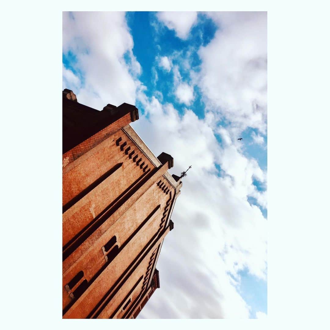 Caravanのインスタグラム：「明日は5/25は 横浜でGreenroom festival。  BLUE SKY stageで  14:55から鳴らします。  タブラにユザーン、ドラムに椎野さん  スペシャルなトリオでお邪魔します！  真夏日予報ですね。  水分補給を忘れずに！  #greenroom #greenroomfestival」