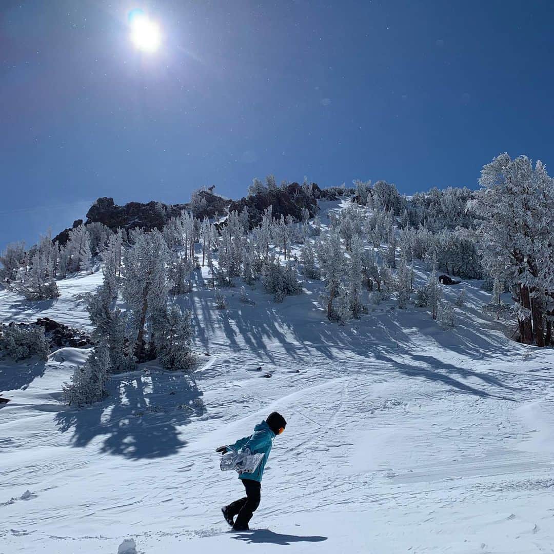 上田ユキエさんのインスタグラム写真 - (上田ユキエInstagram)「スノーボードが大好きな気持ちを大切にして、世界を広げていこう✨❄️ @mammothmountain @hikari_yoshizawa #snowboarding #snowboarder #mammothlife」5月24日 21時41分 - yukie_ueda
