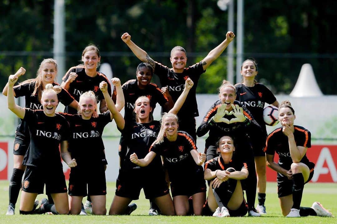 ジャッキー・グローネンのインスタグラム：「Winnaars ( - @daniellevddonk @sheridaspitse  @viviannemiedema 😂) #teamyoung」
