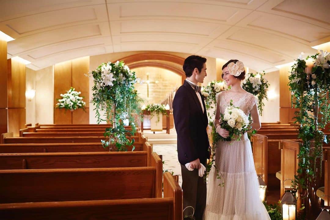 のインスタグラム：「#landmarkwedding ・ 永遠の愛の約束にふさわしい、美しいチャペル。 木の温もりに満たされた、あたたかな雰囲気。 おふたりはもちろん、その場に立ち会うすべての方々を至上の感動へと導くでしょう。 ・ ブライダルフェアのご予約はプロフィールURLよりお進みください。 ホームページ予約限定特典もご用意しております。 @landmarkwedding ・ This chapel is suitable for promise to love you for all eternity. You can feel warmth of wood from this chapel. 🕒ove💍 ・ ・ ・」