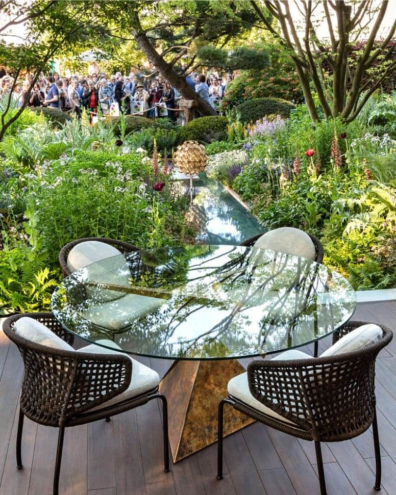 Minotti Londonさんのインスタグラム写真 - (Minotti LondonInstagram)「⬅️SWIPE LEFT⬅️ The gold medal winning 🏅 @morgan.stanley Garden by @chrisbeardshawdesign at the @the_rhs Chelsea Flower Show 2019  Minotti London was asked for the second year running to collaborate with Lucy Clark of @studio_clark_and_co who helped style and designed interior elements of the Morgan Stanley Garden in two structural pods which feature the Minotti Colette armchair, Berger chair and Aston cord dining chairs.  The Morgan Stanley Garden is inspired by the UK’s love of beautiful gardens and explores how to continue the tradition of creating herbaceous-rich spaces, whilst managing resources more sensitively.  From the original design concept, to the growing of the plants, through to the garden’s construction, designer Chris Beardshaw has considered how innovative techniques and materials can be applied to the creation of gardens to ensure waste is minimised and products kept in circulation as long as possible.  A formal, linear terrace at the front of the garden is punctuated by large topiary domes; the straight lines of the pathway gradually fragment into a more sinuous and circuitous route over the rill and through the plant rich herbaceous borders towards two contemporary relaxation pods which offer a space to reflect.  Studio Clark + Co has been working alongside Chris Beardshaw to create an evocative feature wall art installation with @benjaminraymondltd who are a skilled team of artisans specialising in decorative arts, surface design and interior finishing.  The studio has thoughtfully sourced, selected and designed furniture and floor coverings for the contemporary relaxation pods from @tomfaulknerfurniture, Minotti London, @camerondesignhouse and @timpagecarpets  Congratulations to Chris, Lucy, Benjamin, Tim, Cameron Design House, Tom and everyone involved in this stunning garden.  #chelsea #chelseaflowershow #garden #gardendesign #gardens #minottilondon #minotti #furniture #interiors #interiordesigninspiration #interiordesign #design」5月24日 21時45分 - minottilondon