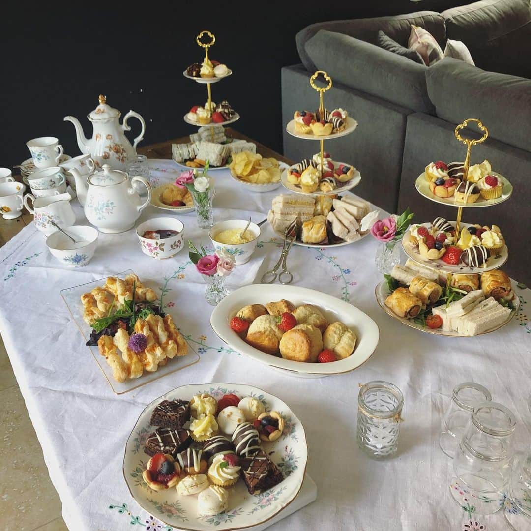 ルイーズ・ペントランドさんのインスタグラム写真 - (ルイーズ・ペントランドInstagram)「I’ve found the most amazing service in Northampton that honestly, just thrills me 🥰- vintage afternoon tea delivery service!!! How cool is that?! . Run and made by Gemma from @thecopperkitchennorthampton, it’s just the cutest thing ever! Gemma makes all the food (which is amazing btw) from scratch and provides literally everything- vintage tea sets, sweetly embroidered table clothes, even fancy little spoons for the jam and clotted cream. . I’m not sponsored or gifted, I just really want to shout this small business from the rooftops because I’ve enjoyed it so much. I booked it once last month after seeing @nicolenavigates post a review and then booked it again yesterday to cater for a shoot I had. Love love love! . Would you try booking something like this? 🧁☕️ . Good job @thecopperkitchennorthampton 👌🏻💫💪🏻」5月24日 21時47分 - louisepentland