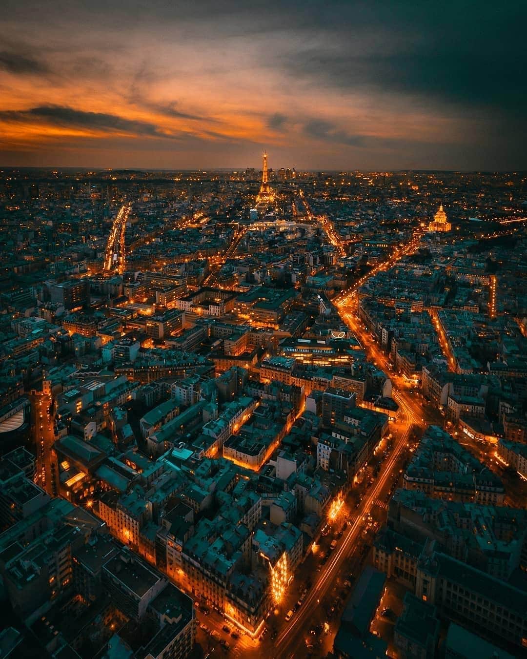 BEAUTIFUL DESTINATIONSさんのインスタグラム写真 - (BEAUTIFUL DESTINATIONSInstagram)「@brotherside gives us a new view 👀of Paris. "Parisian Inferno". That sounds to me like a good title for this photo. What would be yours?" (📷: @brotherside 📍: #Paris, France)」5月24日 21時48分 - beautifuldestinations