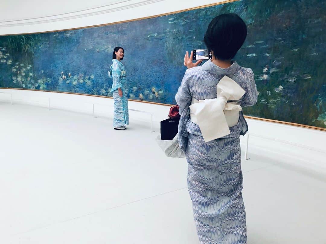 カロリーヌ・ド・メグレのインスタグラム：「When you dress for the occasion #Nympheas, Claude Monet around 1914-1926」