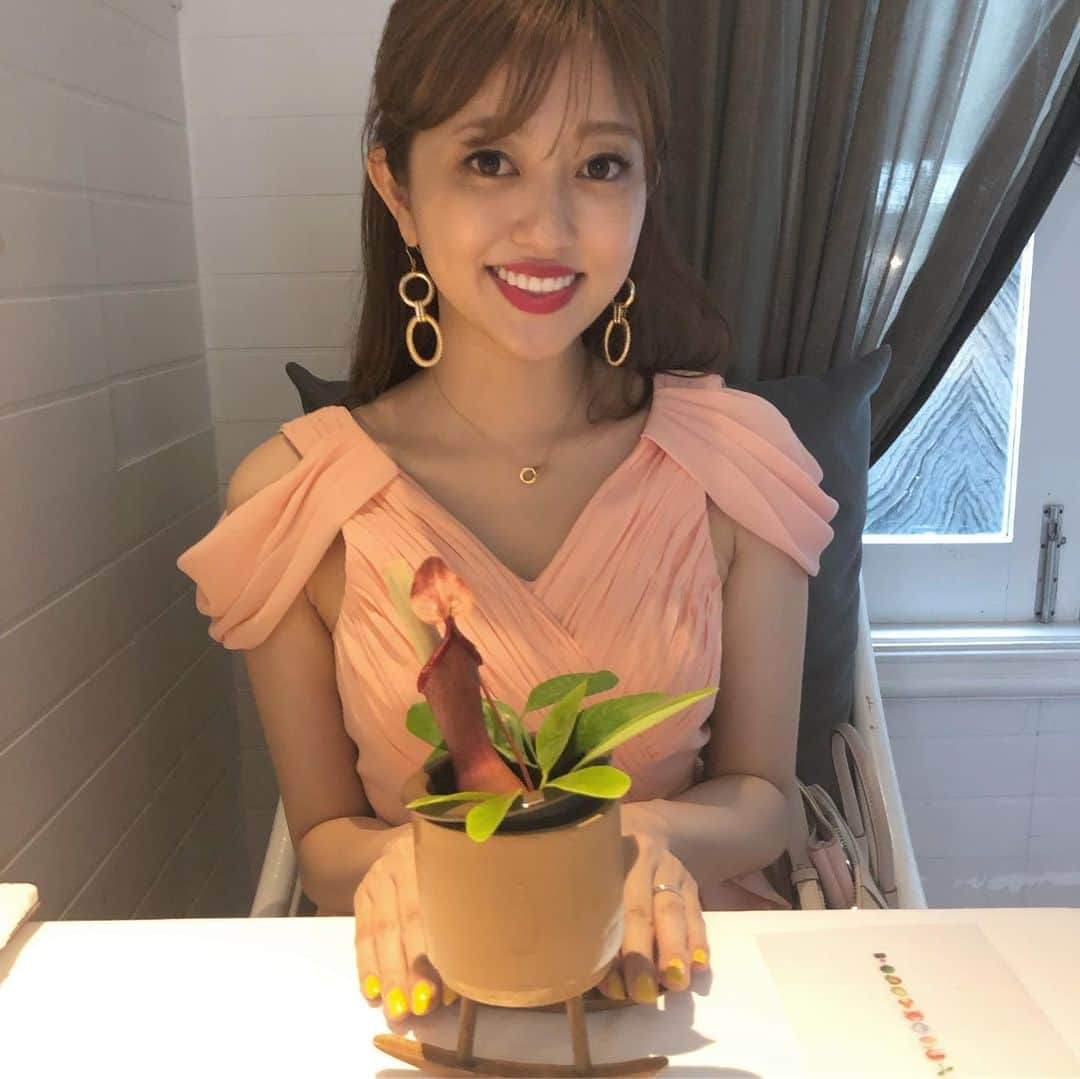 菊地亜美さんのインスタグラム写真 - (菊地亜美Instagram)「・ 付き合って2年記念日dinner🍴💫 二人ともグルメが大好きだから、出会ってからいろんな国の美味しいお店を回るのが趣味☺️ 二人でお店を探したり計画を立てたり… どこに行くかじゃなくて誰と行くかが一番なんだ💝 美味しいお店にただ行きたいんじゃなくて、二人で行きたい他の人なら行かなくて良い❤️ 生まれ変わったらまた同じ人と結婚したいな😘 プロポーズされなかったら私がしちゃおっと😘💕笑 いつも沢山の愛をありがとう❤️ #🍷🍾🥂だから愛が多め I’m yours forever❤️」5月24日 22時00分 - amikikuchi0905