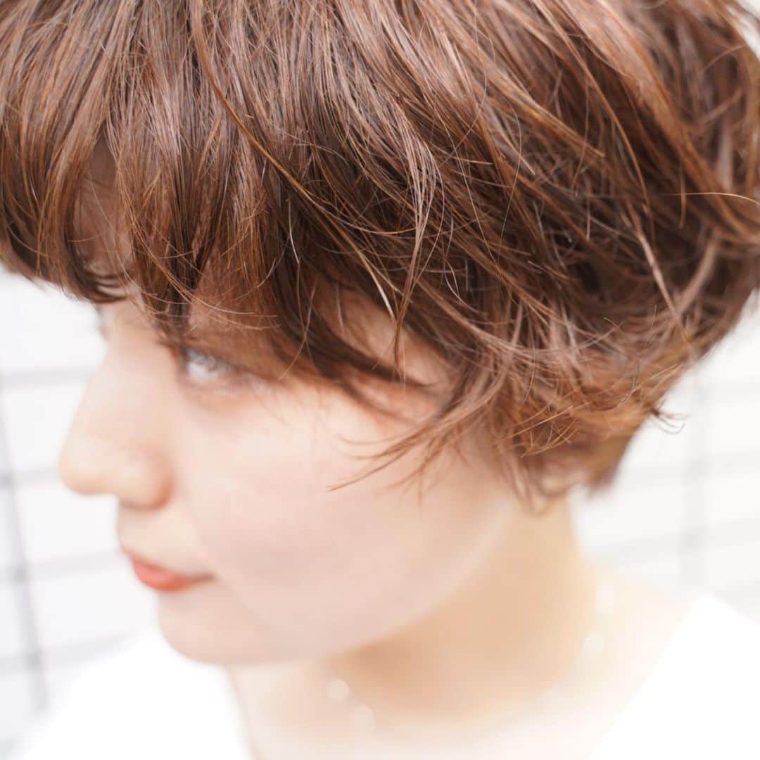 並木一樹さんのインスタグラム写真 - (並木一樹Instagram)「hair cut  short✂︎ ・ ハンサムショートにパーマヘア🌿 ・ 大人な女性らしさのある小顔になれるショートヘアが素敵です✨ ・ バッサリカットならお任せください✂︎ 小顔なショートに素敵に変身させます🌿🌿」5月24日 21時54分 - casi_namiki
