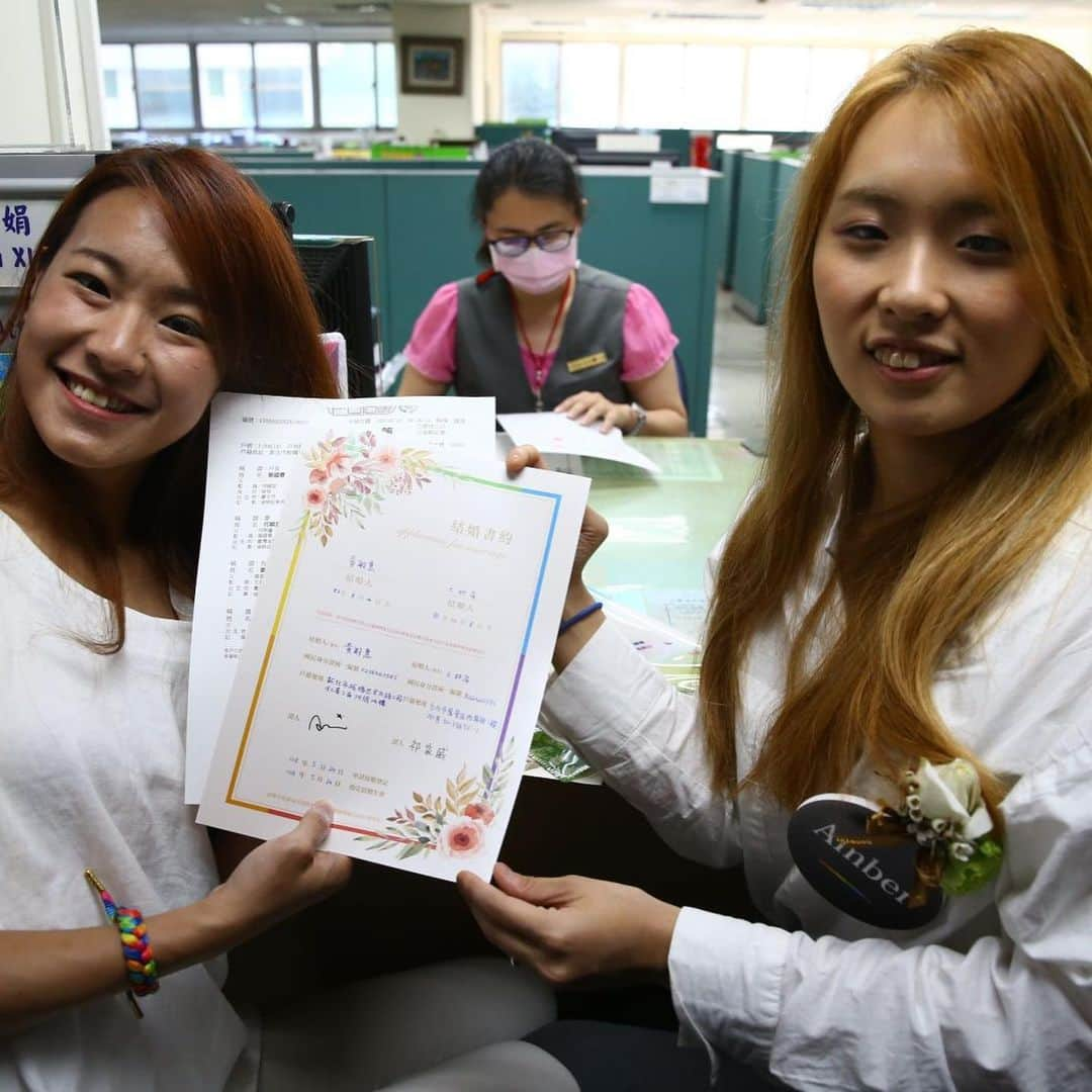 CNNさんのインスタグラム写真 - (CNNInstagram)「Beaming in the bright sunshine, Amber Wang and Kristin Huang made history as one of the first same-sex couples to marry in Asia. The two women, who co-host a YouTube channel called BBDiary, officially became wife and wife just days after Taiwan passed a historical same-sex marriage law. "I'm so proud that Taiwan is on the right side of the history and the first in Asia to have done so ... Taiwan has set an example in making progress in safeguarding human rights," Huang said.」5月24日 21時55分 - cnn