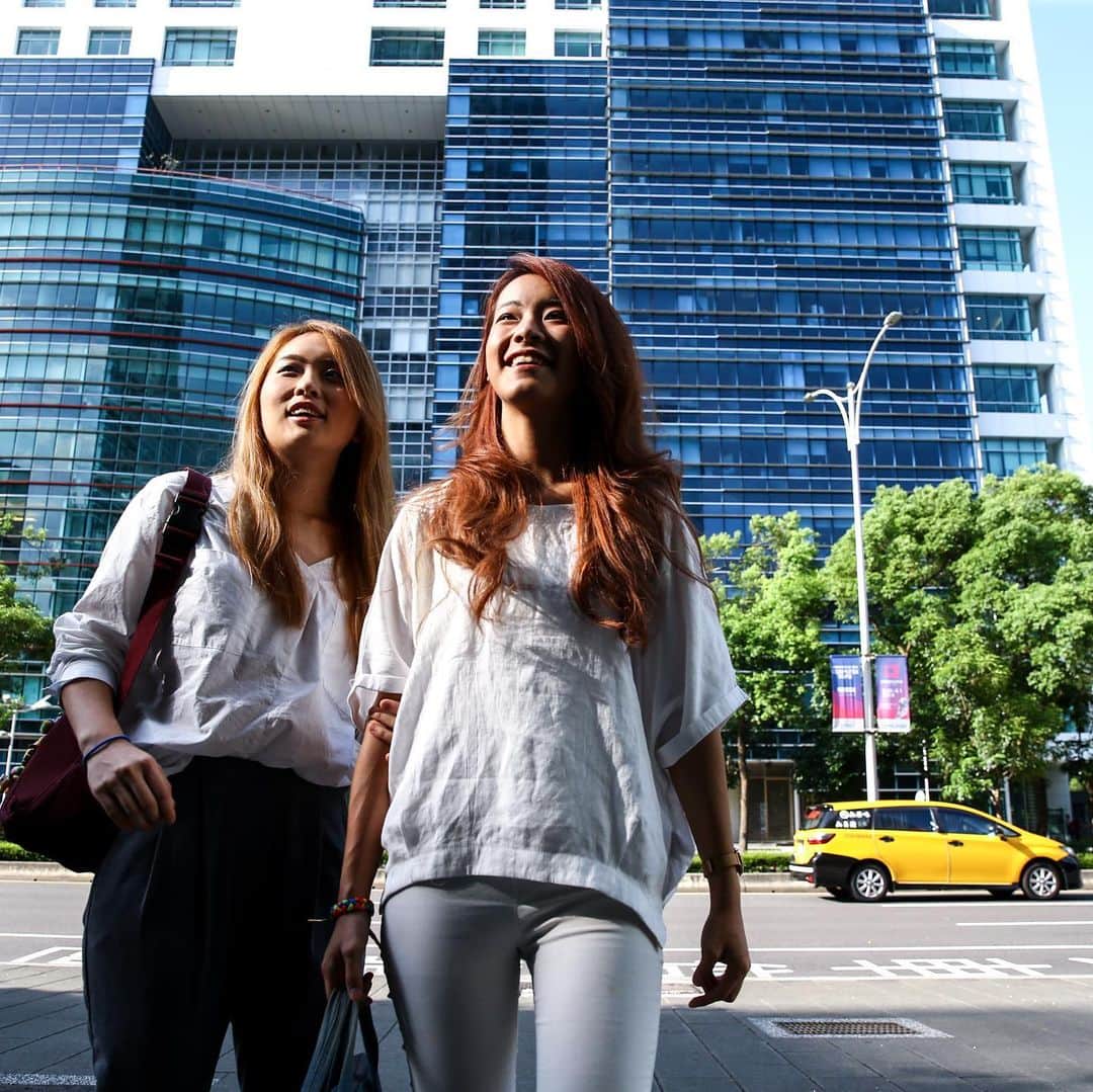 CNNさんのインスタグラム写真 - (CNNInstagram)「Beaming in the bright sunshine, Amber Wang and Kristin Huang made history as one of the first same-sex couples to marry in Asia. The two women, who co-host a YouTube channel called BBDiary, officially became wife and wife just days after Taiwan passed a historical same-sex marriage law. "I'm so proud that Taiwan is on the right side of the history and the first in Asia to have done so ... Taiwan has set an example in making progress in safeguarding human rights," Huang said.」5月24日 21時55分 - cnn