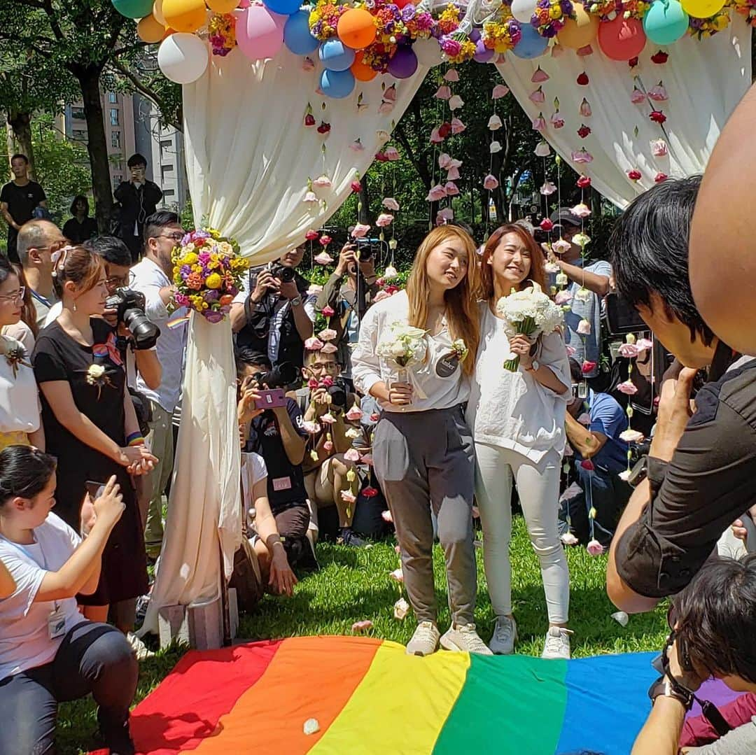 CNNさんのインスタグラム写真 - (CNNInstagram)「Beaming in the bright sunshine, Amber Wang and Kristin Huang made history as one of the first same-sex couples to marry in Asia. The two women, who co-host a YouTube channel called BBDiary, officially became wife and wife just days after Taiwan passed a historical same-sex marriage law. "I'm so proud that Taiwan is on the right side of the history and the first in Asia to have done so ... Taiwan has set an example in making progress in safeguarding human rights," Huang said.」5月24日 21時55分 - cnn