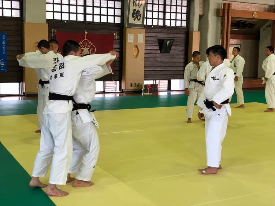 野村忠宏さんのインスタグラム写真 - (野村忠宏Instagram)「未来に向かって頑張る若者を応援し支える「エールキャラバン 2019」このプロジェクトに関わらせて頂いて5年目になります。本日は、香川県の尽誠学園高等学校を訪問し、全校生徒に講演、柔道部員に部活指導を行いました。未来は今という瞬間の積み重ねでしかない。限りある時間を大切に、今を精一杯がんばって下さい。 #大塚製薬 #ポカリスエット #エールプロジェクト #5年目 #5月24日 #尽誠学園高等学校 #香川県 #講演 #柔道指導 #執念 #野村忠宏」5月24日 21時56分 - nomura60kg