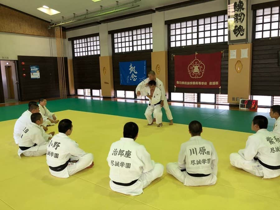 野村忠宏さんのインスタグラム写真 - (野村忠宏Instagram)「未来に向かって頑張る若者を応援し支える「エールキャラバン 2019」このプロジェクトに関わらせて頂いて5年目になります。本日は、香川県の尽誠学園高等学校を訪問し、全校生徒に講演、柔道部員に部活指導を行いました。未来は今という瞬間の積み重ねでしかない。限りある時間を大切に、今を精一杯がんばって下さい。 #大塚製薬 #ポカリスエット #エールプロジェクト #5年目 #5月24日 #尽誠学園高等学校 #香川県 #講演 #柔道指導 #執念 #野村忠宏」5月24日 21時56分 - nomura60kg