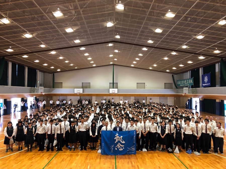 野村忠宏さんのインスタグラム写真 - (野村忠宏Instagram)「未来に向かって頑張る若者を応援し支える「エールキャラバン 2019」このプロジェクトに関わらせて頂いて5年目になります。本日は、香川県の尽誠学園高等学校を訪問し、全校生徒に講演、柔道部員に部活指導を行いました。未来は今という瞬間の積み重ねでしかない。限りある時間を大切に、今を精一杯がんばって下さい。 #大塚製薬 #ポカリスエット #エールプロジェクト #5年目 #5月24日 #尽誠学園高等学校 #香川県 #講演 #柔道指導 #執念 #野村忠宏」5月24日 21時56分 - nomura60kg
