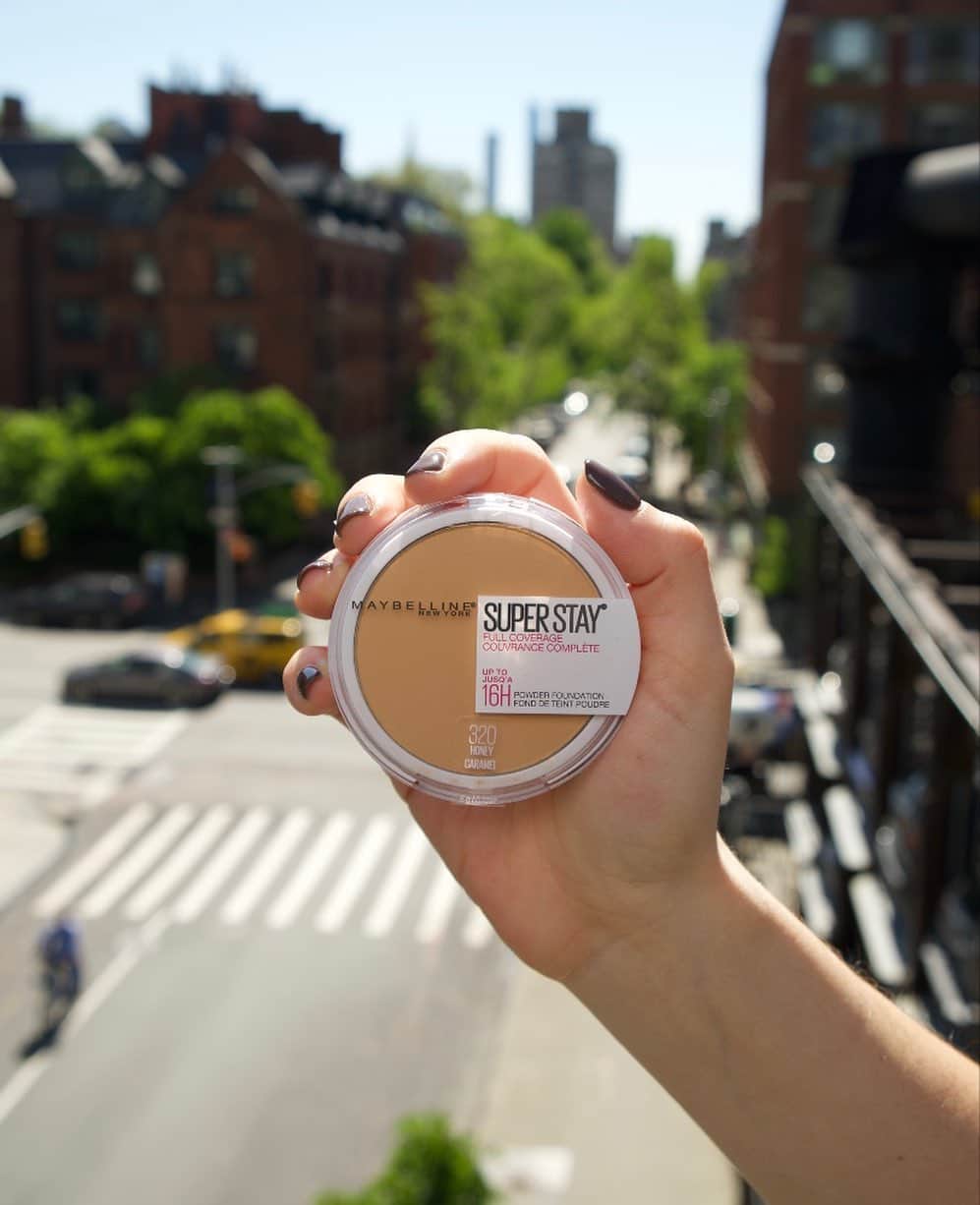 Maybelline New Yorkさんのインスタグラム写真 - (Maybelline New YorkInstagram)「#Superstayfoundation powder’s got you fully covered... on the go! This travel-friendly compact packs a foundation sponge and mirror so you can apply anywhere. 🙌🏼」5月24日 21時56分 - maybelline