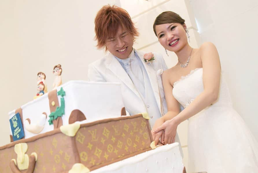 金沢結婚式 ヴィラグランディス金沢さんのインスタグラム写真 - (金沢結婚式 ヴィラグランディス金沢Instagram)「🎂 . 旅行好きなおふたり✈️♪ . トランクをイメージした ウエディングケーキ🧳♥️ . ファーストバイトの後は お子様へ一口おすそ分け💕 . . #villagrandis #ヴィラグランディス #ヴィラグランディス金沢 #ヴィラ嫁 #ヴィラ婚 #dressmodekazumi #金沢結婚式場 #金沢ゲストハウス #marry #marry花嫁 #結婚式 #結婚式場 #花嫁衣裳 #花嫁衣装 #結婚準備 #運命の一着 #4つの魔法 #プレ花嫁 #卒花 #卒花嫁 #日本中のプレ花嫁さんと繋がりたい #プレ花嫁サポート #プレ花嫁応援 #すべての愛しい人たちへ #ケーキカット #トランクケーキ #ベビーファーストバイト #ヴィトン #シャネル」5月24日 21時57分 - villagrandis_kanazawa