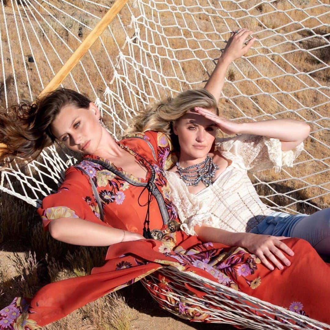 ダニジョーのインスタグラム：「You know how we feel about sisters ❤️ @alyandaj rocking DANNIJO for @imagista #dannijogirls . . . 📸 @rierasmussen」