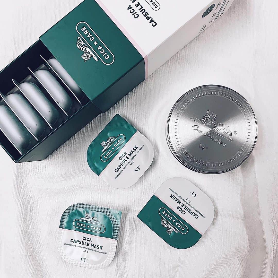 tomoko arimaのインスタグラム：「#newcosmetics  気になってた韓国コスメが届いたよ〜🌹 . 使ってみたかったクッションファンデにも挑戦してみた😎 楽ちんでムラなく塗れていい感じ〜👌 . 本命のカプセルマスクは小分けになってるから旅行の時にもかさばらなくて良さそう✨ . あ〜旅行行きたいなぁ🥺💞 . 台湾とシンガポールとインドに行ってみたいなぁって思ってるんだけど(バラバラw)行ったことある人いるかな？☺️ . #VT#VTCOSMETICS #シカクリーム #韓国コスメ #鎮静 #肌荒れ #ニキビ #保湿 #乾燥 #敏感肌 #コスメ #スキンケア #クリーム #再生クリーム #koreacosmetic #kbeauty #CICA #qoo10 #韓国ファンデーション#クッションファンデ #旅行 #travel」