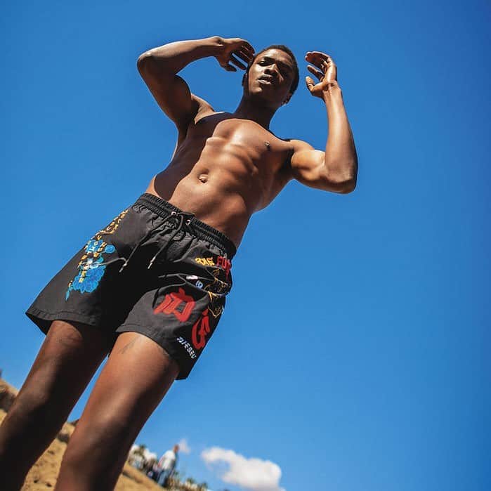 ディーゼルのインスタグラム：「Say ciao to winter with bold printed board shorts and warm skin for days.  #DieselHi5h #Summer19 #dieselbeachwear . . Boxer “BMBX-WAVE 2.017” . . @vegaessermeant @alecardonaca」