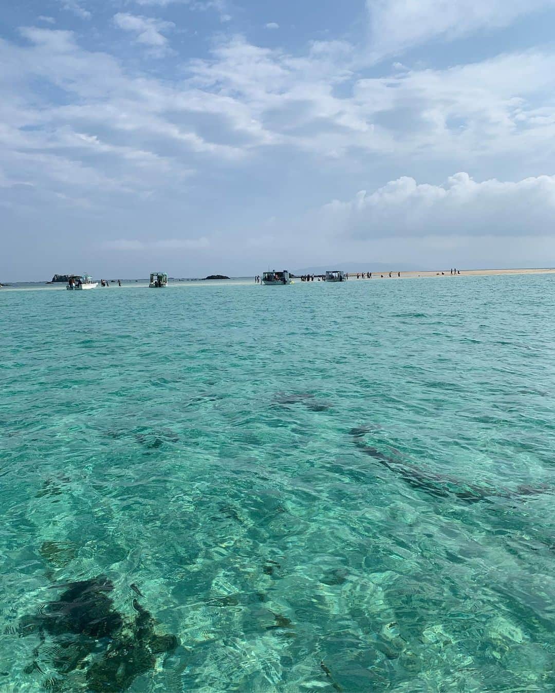 安井由香子のインスタグラム：「・ 石垣島旅行行ってきました！🌺🌺🌺 「幻の島」めっちゃ綺麗くて感動した😳✨ 海の色は加工せずにこの色！😳 初シュノーケリングは海の波に酔ってしまった😣でも、生クマノミもみれて満足😊 とにかく海がすご〜く綺麗かった😳 楽しくて幸せな旅行でした！ありがとう💗 #石垣島最高🌺」