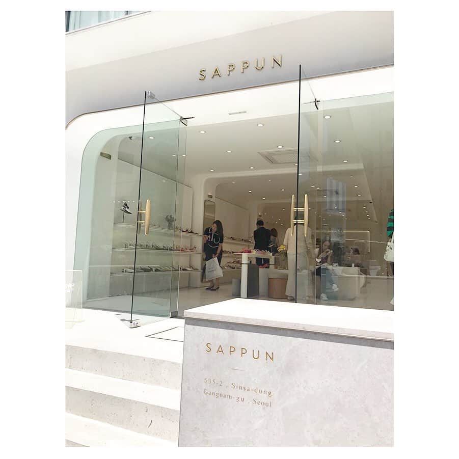 藤森香衣さんのインスタグラム写真 - (藤森香衣Instagram)「【SAPPUN】 インスタで見てて、行ってみたかった所。  カロスキルの一本入った所にあり、 お店の感じも高級店✨  お高いんじゃないの…？と思うでしょ！？ なんと、大体 4000円弱ぐらいなんです😆  あると便利な形の靴ばかり！  欲しい靴の、私のサイズが無くて、今回は断念。  #seoul #shoes #sappun #ソウル #カロスキル #靴 #パンプス #バレエシューズ #サンダル #履きやすい #なんて安いの！ #韓国旅行 #韓国 #大人ソウル旅 #kaeたび🇰🇷」5月24日 22時06分 - kaefujimori