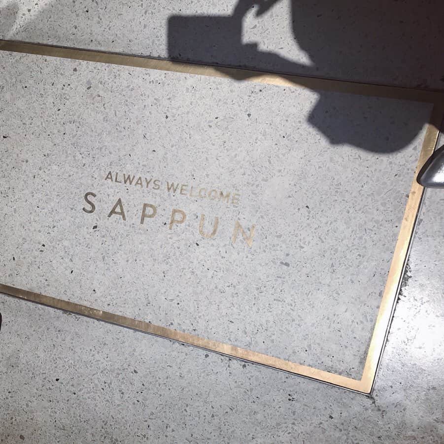 藤森香衣さんのインスタグラム写真 - (藤森香衣Instagram)「【SAPPUN】 インスタで見てて、行ってみたかった所。  カロスキルの一本入った所にあり、 お店の感じも高級店✨  お高いんじゃないの…？と思うでしょ！？ なんと、大体 4000円弱ぐらいなんです😆  あると便利な形の靴ばかり！  欲しい靴の、私のサイズが無くて、今回は断念。  #seoul #shoes #sappun #ソウル #カロスキル #靴 #パンプス #バレエシューズ #サンダル #履きやすい #なんて安いの！ #韓国旅行 #韓国 #大人ソウル旅 #kaeたび🇰🇷」5月24日 22時06分 - kaefujimori