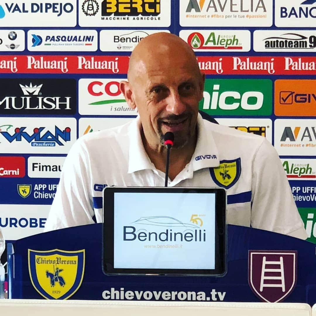 ACキエーヴォ・ヴェローナさんのインスタグラム写真 - (ACキエーヴォ・ヴェローナInstagram)「⚽ Vigilia di #FrosinoneChievo 🎥🎙️Mister #DiCarlo 🗣️ "L'obiettivo è imporre il nostro gioco e chiudere al meglio la stagione" 👉 Link in bio 💛💙 #conferenza #chievoverona #ForzaChievo #gialloblù #FrosinoneChievo #seriea #campionato #calcio #football」5月24日 22時11分 - acchievoverona