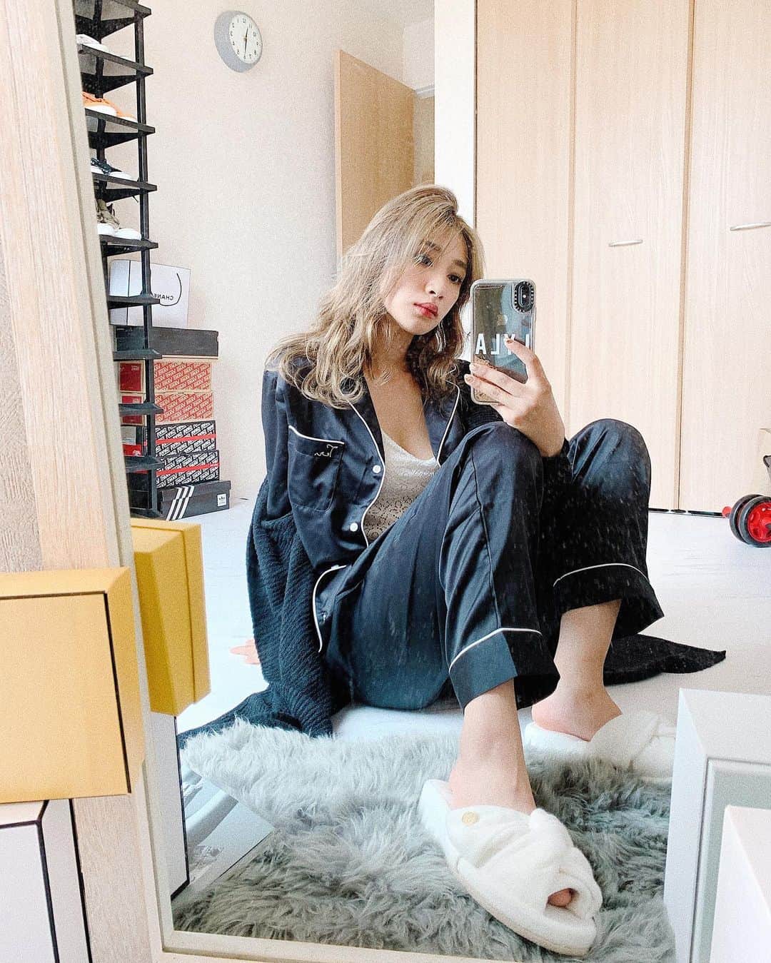 新井ニーニャのインスタグラム：「﻿ 🍃﻿ ﻿ ﻿ ﻿ 新しいパジャマってあがる〜〜〜💐﻿ ﻿ 私って冷え症の寒がりだから、カーディガン必須なんだけど夏用のカーディガン用として少し軽めのが欲しかったんだけどこれ最高❤️﻿ ﻿ ﻿ 最近腹筋がしっかり固定されてきて嬉しい〜🥺﻿ ついに夏きたから本気モード入らないと🌈🔥﻿ ﻿ ﻿ ﻿ ﻿ #territoire #テリトワール #roomwear #pajamas #19ss #パジャマ #お気に入り #腹筋 #ダイエット #ダイエット中 #筋トレ #トレーニング #筋肉 #筋トレ女子」