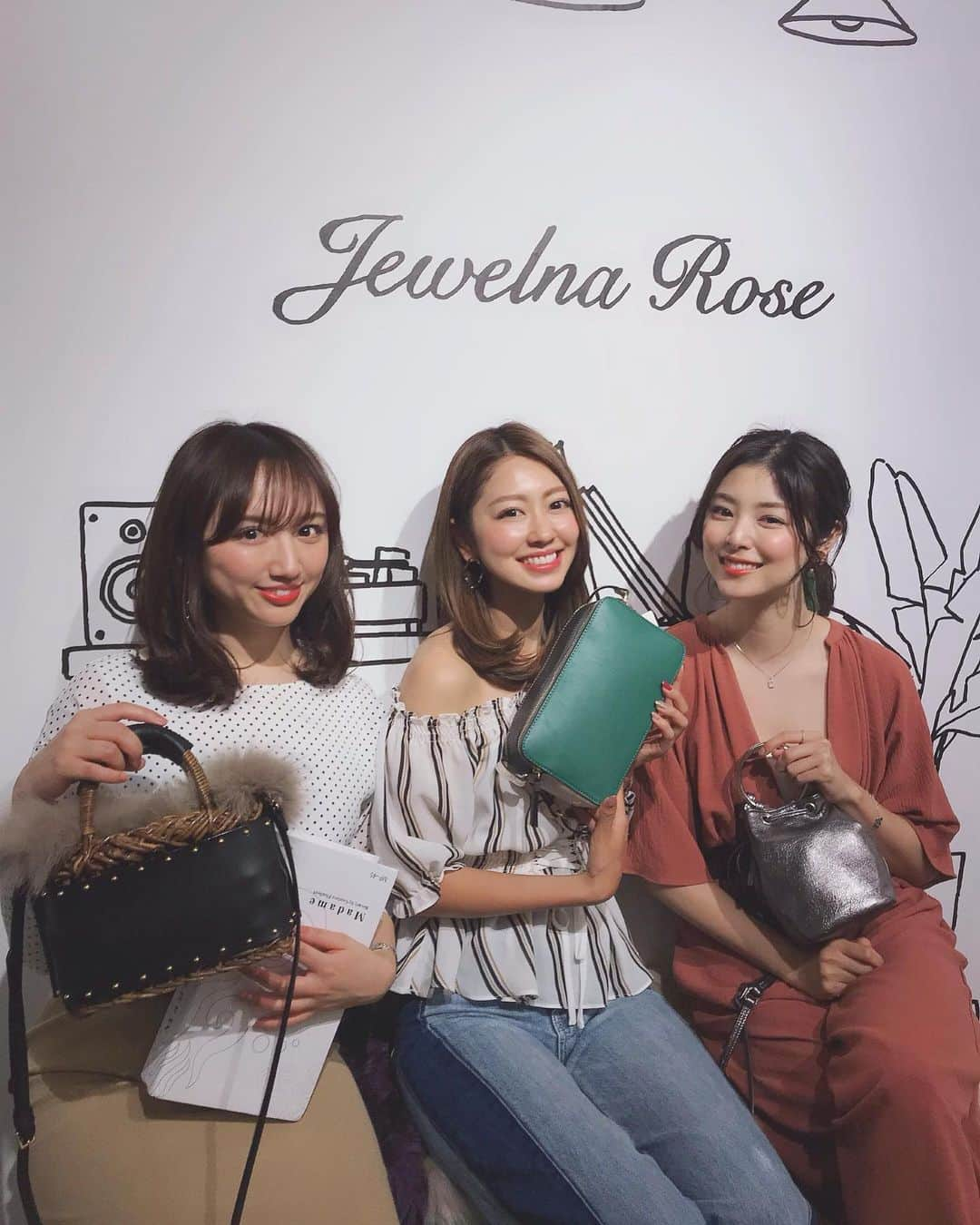 小山ひかるさんのインスタグラム写真 - (小山ひかるInstagram)「Jewelna Roseさんの展示会に ゆちょと行ってきたよ〜☺️💕 . 今回も可愛いバッグが 沢山あって選ぶの大変やった〜🥺✨ . いつも誘ってくれるいなり、 忙しいのに商品の説明や コンセプトなど詳しく教えてくれて 写真も撮ってくれる田中さん いつもありがとうございます🥺💕 . 届くの楽しみやな〜♪♪ . . #jewelnarose #ジュエルナローズ #展示会 #bag #鞄 #jewelnaroseaw #aw #秋冬 #秋冬コレクション #秋冬モデル #可愛い #kawaii #いつもありがとう #楽しみ #happy #smile #ラブベリーナ」5月24日 22時14分 - hikaru_kym