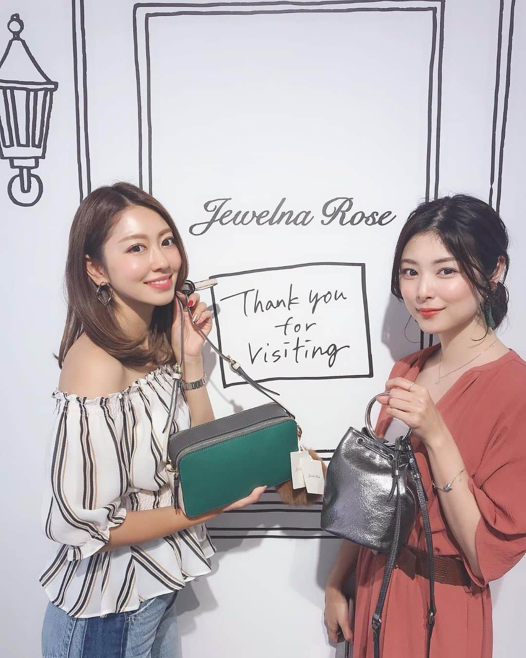 小山ひかるさんのインスタグラム写真 - (小山ひかるInstagram)「Jewelna Roseさんの展示会に ゆちょと行ってきたよ〜☺️💕 . 今回も可愛いバッグが 沢山あって選ぶの大変やった〜🥺✨ . いつも誘ってくれるいなり、 忙しいのに商品の説明や コンセプトなど詳しく教えてくれて 写真も撮ってくれる田中さん いつもありがとうございます🥺💕 . 届くの楽しみやな〜♪♪ . . #jewelnarose #ジュエルナローズ #展示会 #bag #鞄 #jewelnaroseaw #aw #秋冬 #秋冬コレクション #秋冬モデル #可愛い #kawaii #いつもありがとう #楽しみ #happy #smile #ラブベリーナ」5月24日 22時14分 - hikaru_kym