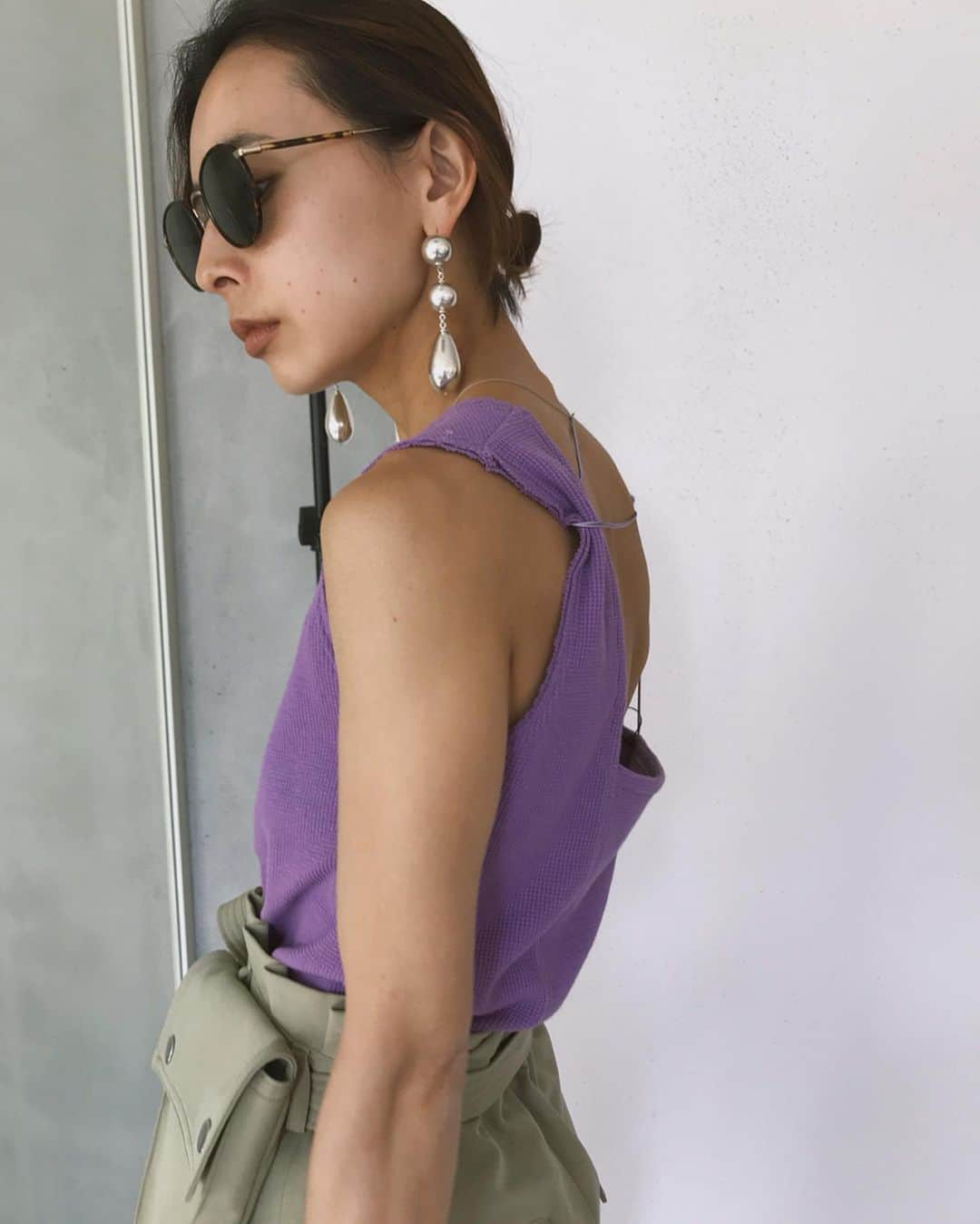 黒石奈央子さんのインスタグラム写真 - (黒石奈央子Instagram)「あめりふく . MEDI ELABORATE TANK ¥7400+tax 5/28 PT  発売中 . インスタライブでも人気だったエラボレートタンク❤️後ろ姿とパープルがきゃわ！ . @ameri_shinjuku @amerivintage @ameri_daikanyama @ameri.shinsaibashi #ameri#amerivintage #fashion #coordinate#ootd#outfit#osanposnap #705_outfit #大人ファッション #大人コーディネート #大人スタイル #modestyle #modefashion#modecasual」5月24日 22時15分 - blackstone705