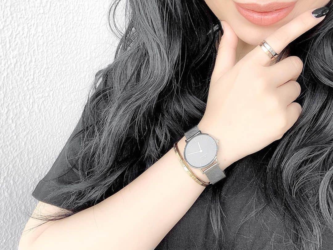 のインスタグラム：「.﻿﻿ .﻿﻿ @danielwellington 様より﻿﻿ Classic Ring💍が発売中🛒✧﻿ ﻿﻿ 人差し指につけている﻿﻿ goldとsilverのリング﻿﻿ ﻿﻿ CLASSIC RING RG﻿﻿ CLASSIC RING S﻿﻿ ﻿﻿ シンプルで合わせやすい🙆‍♀️﻿﻿ ユニセックスとなってます☺︎﻿﻿ ﻿﻿ ※公式サイトでご利用いただける﻿﻿﻿﻿﻿﻿ 15 %OFFクーポンコード：lvexxxx﻿﻿﻿﻿﻿﻿ 有効期限: 2019年7月15日まで﻿﻿﻿﻿﻿﻿ ﻿﻿ 💻https://www.danielwellington.com/jp﻿﻿ ﻿﻿ ﻿﻿ @danielwellington #ダニエルウェリントン ﻿﻿ #DW手元ルックス #DW新作リング ﻿﻿ #GOLD #silver #⌚️ #💍﻿﻿ ﻿﻿ ﻿」