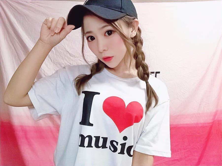 愛田杏奈さんのインスタグラム写真 - (愛田杏奈Instagram)「安室ちゃんの引退Tシャツ👚 . I❤️music . . レッスンだったので ナチュラルメイク〜〜〜 . . #yesterday #lesson #Tシャツ #namieamuro #安室奈美恵 #安室ちゃん #引退 #Tシャツ #music #レッスン #ナチュラルメイク #いつもと顔違う ？ #ダブルバンク #適当 #編み込み #キャップ女子」5月24日 22時22分 - anna_osada