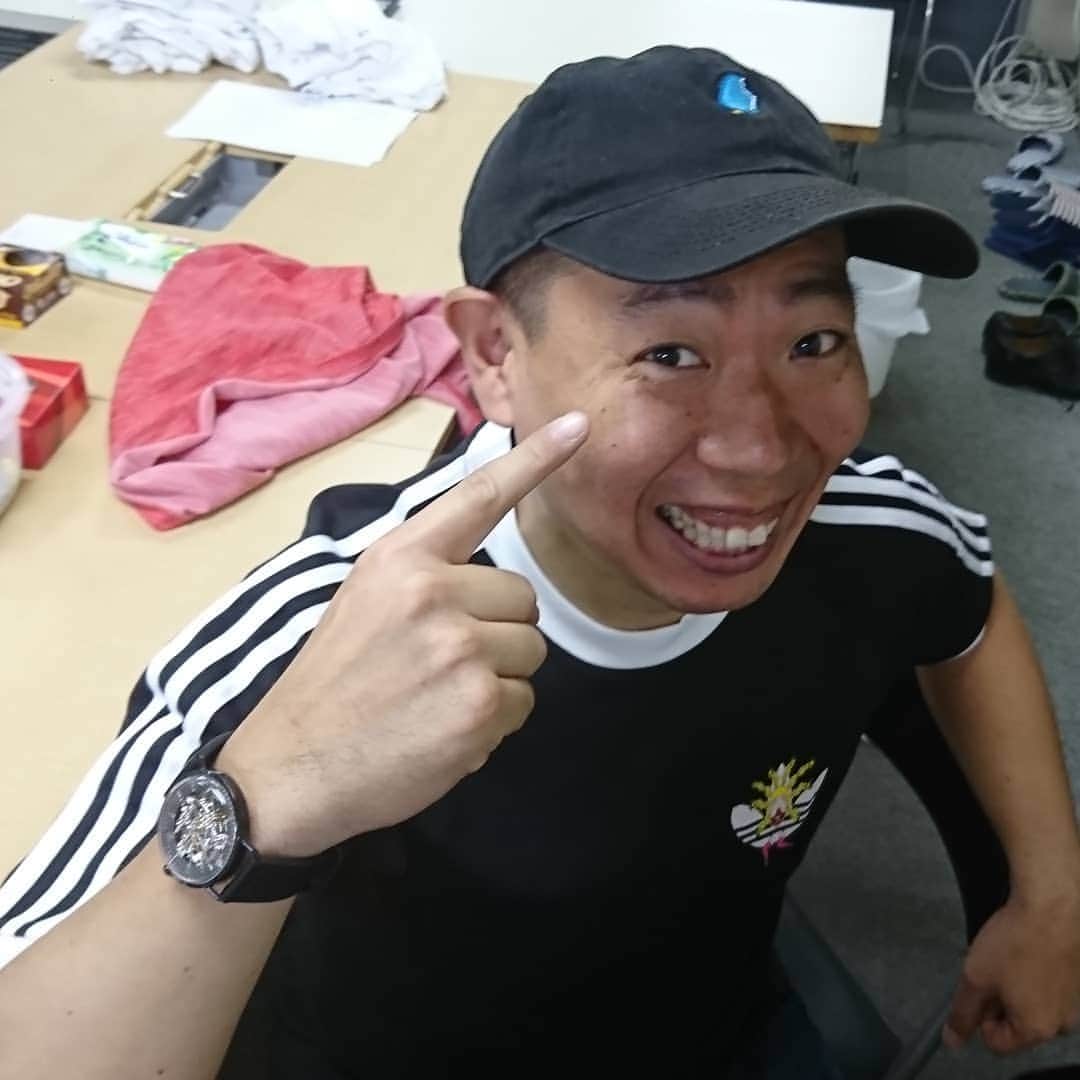 のインスタグラム：「今日はとてもとても暑い日だったのです💦せっかくおにゅーのadidasの黒い服を着たのに汗でピシャピシャ(￣▽￣;) 明日(土)は沼津ラクーンよしもと劇場出番♪明後日(日)は埼玉県飯能市で朝からウォーキングイベント♪お近くの方はぜひ♪  #猛暑 #adidas #服 #帽子 #アイスクリーム #時計 #腕時計 #ロバー #lobor #ウォーキング #飯能市 #沼津 #レギュラー松本 #あるある探検隊」